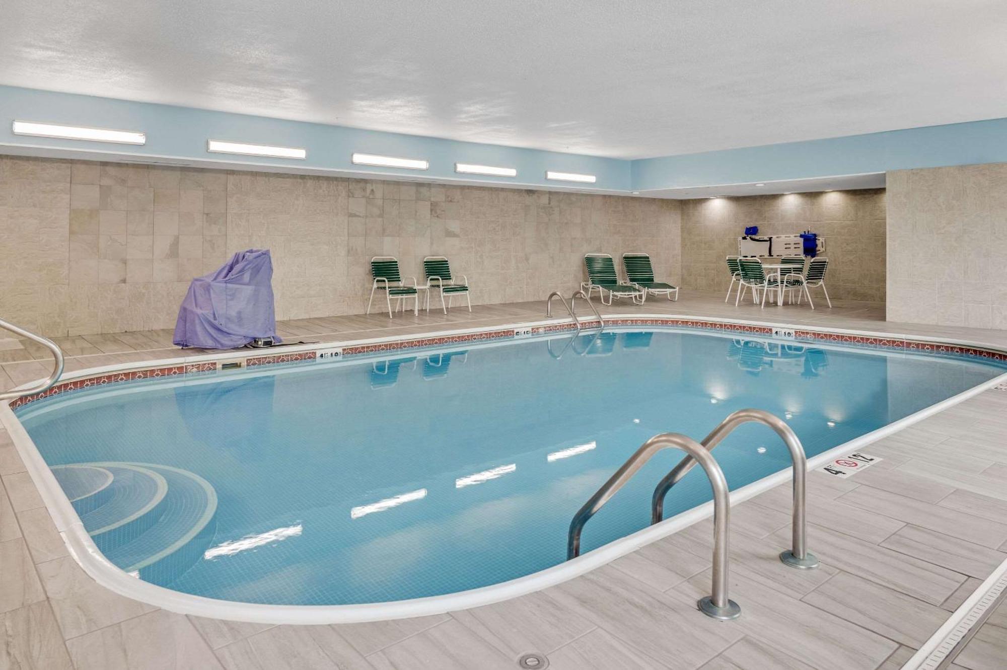 Country Inn & Suites By Radisson, Grand Rapids Airport, Mi Cascade ภายนอก รูปภาพ