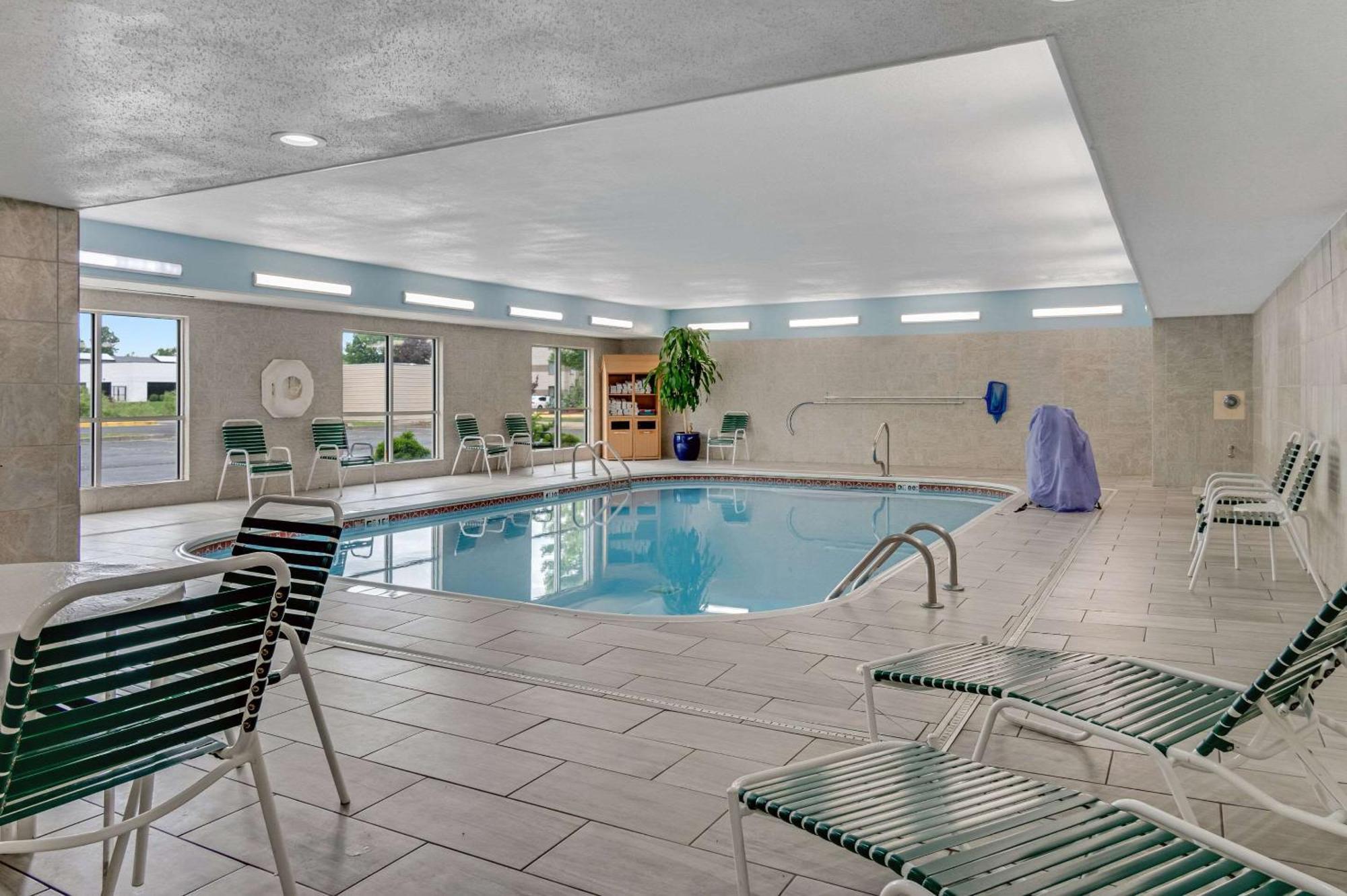 Country Inn & Suites By Radisson, Grand Rapids Airport, Mi Cascade ภายนอก รูปภาพ